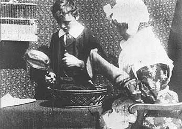 Бабушкина лупа (1900) - Трейлеры Бабушкина лупа (1900) - Трейлеры