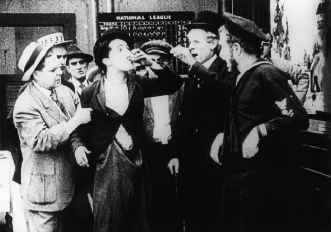 Лицо на полу бара (1914) - Трейлеры