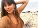 София Вергара соблазняет со страниц глянца