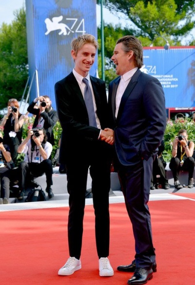 Аманда Сейфрид на премьере фильма на Венецианском кинофестивале Аманда Сейфрид на премьере фильма на Венецианском кинофестивале