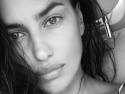Ирина Шейк позирует в красном бикини на Мертвом море