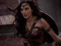 Поклонники "Чудо-женщины" просят Warner Bros сделать героиню бисексуалкой