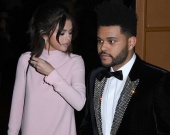 Селена Гомес рассталась с The Weeknd Селена Гомес рассталась с The Weeknd