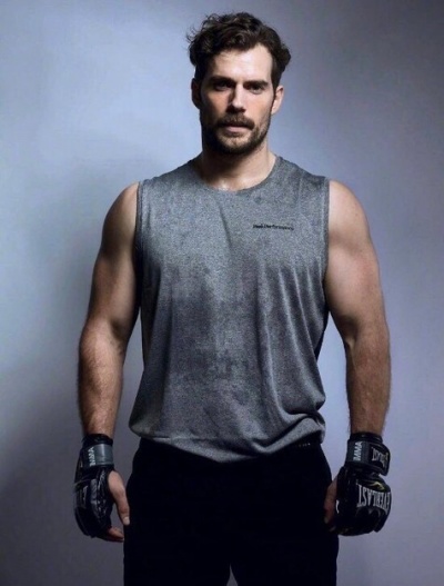 Генри Кавилл снялся в фотосессии для декабрьского Men's Health