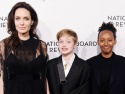 Джоли с детьми на красной дорожке NBR Awards — 2018