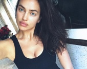 Ирина Шейк делится в соцсети фотографиями в купальнике