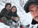 Дэвид Бекхэм повеселился с детьми на снежной горке