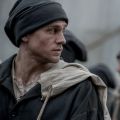Рами Малек и Чарли Ханнэм на постере триллера «Мотылёк»