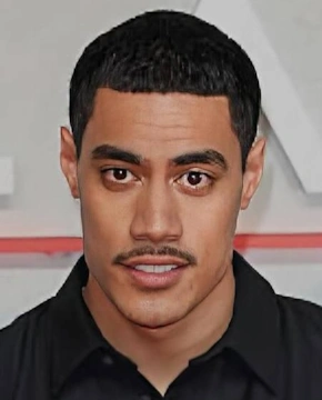 Димитриус Шустер-Колоаматанги — биография, личная жизнь, фото, новости, актер, рост, фильмография, Дек 2025 - 24СМИ - Биография